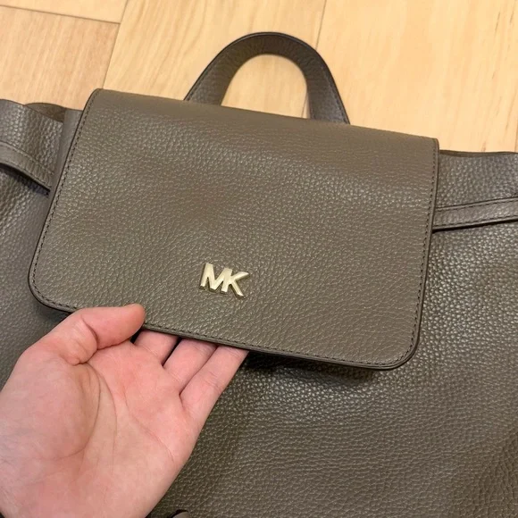 LIKE NEW Michael Kors Women’s Junie Medium Leather Flap Backpack - Picture 2 of 6
